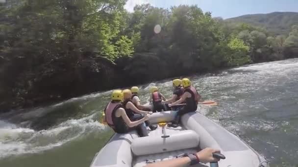 パラネスティ ドラマ ギリシャ 2019年7月20日 パラネスティのネストス川の冷たい水でラフティングを行う冒険チーム ネストス川はギリシャで最も人気のあるラフティングの一つです — ストック動画