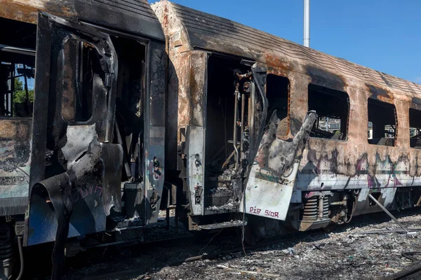 ギリシャテッサロニキ2021年5月28日 テッサロニキの鉄道駅で放棄された荷車が焼かれる 検査では 移民がワゴンに滞在していたことが明らかになりました — ストック写真