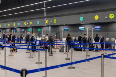 Selanik, Yunanistan - 23 Nisan 2021. Selanik Makedonya Uluslararası Havalimanı SKG 'nin yeni terminalinin içi