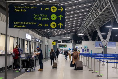 Selanik, Yunanistan - 23 Nisan 2021. Selanik Makedonya Uluslararası Havalimanı SKG 'nin yeni terminalinin içi