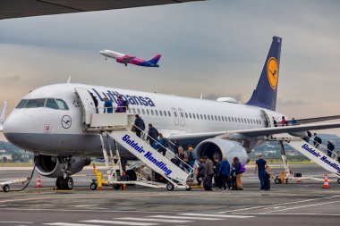Selanik, Yunanistan - 23 Nisan 2021. Selanik Uluslararası Havaalanı, Yunanistan 'dan Lufthansa uçağına binen insanlar