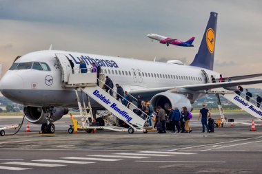 Selanik, Yunanistan - 23 Nisan 2021. Selanik Uluslararası Havaalanı, Yunanistan 'dan Lufthansa uçağına binen insanlar