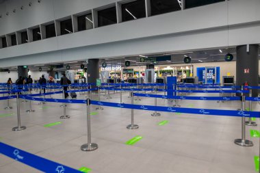 Selanik, Yunanistan - 23 Nisan 2021. Selanik Makedonya Uluslararası Havalimanı SKG 'nin yeni terminalinin içi