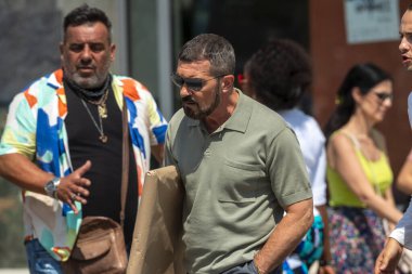 Selanik, Yunanistan - 3 Temmuz 2021. İspanyol aktör Antonio Banderas (C), aksiyon filmi 