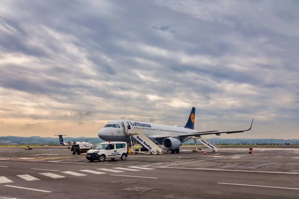 Salónica Grecia Abril 2021 Avión Compañía Alemana Lufthansa Estacionado Aeropuerto —  Fotos de Stock