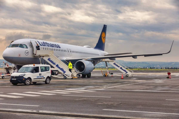 Salónica Grecia Abril 2021 Avión Compañía Alemana Lufthansa Estacionado Aeropuerto —  Fotos de Stock