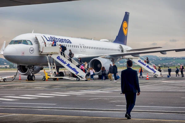 Salonicco Grecia Aprile 2021 Persone Che Salgono Bordo Aereo Lufthansa — Foto Stock