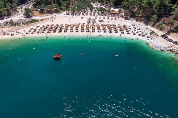Yukarıdan Bakıldığında Zümrüt Şeffaf Bir Akdeniz Manzarası Plaj Şemsiyeleri Dinlenip — Stok fotoğraf