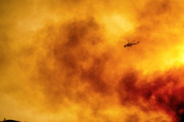 5 Ağustos 2021 'de Yunanistan' ın Mora kentindeki Antik Olympia yakınlarındaki bir yangına bir helikopter su döktü. 