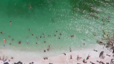 Mermer plaj, Thassos adası, Yunanistan - 19 Temmuz 2021: Yukarıdan bakıldığında, plaj şemsiyeleri ve yüzen ve dinlenen turistlerle dolu beyaz plajlı bir zümrüt ve saydam Akdeniz manzarası.