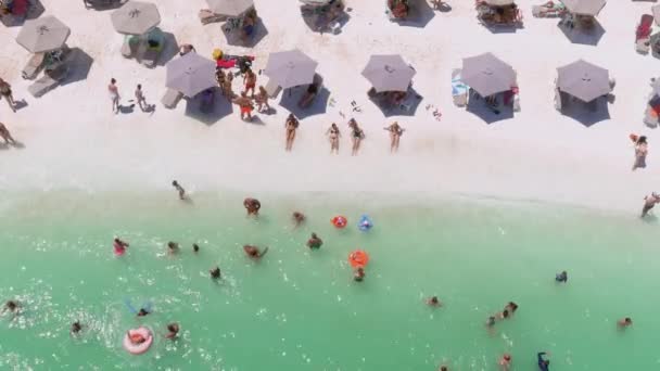 2021年7月19日 希腊萨索斯岛 大理石海滩 从上方俯瞰着一片翠绿透明的地中海 白色的海滩布满了沙滩遮阳伞 游客们可以放松地游泳 — 图库视频影像