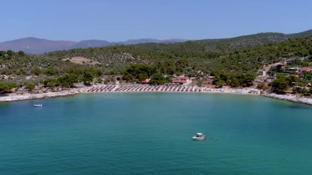 从上方俯瞰 空中俯瞰着一片翠绿而透明的地中海 白色的海滩上布满了沙滩遮阳伞 游客们可以放松地游泳 希腊塔索斯岛Psili Ammos 2021年7月17日 — 图库视频影像