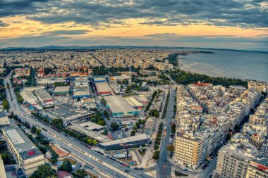 Selanik, Yunanistan - Haziran 175 2021: Kuzey Yunanistan 'daki üniversiteler ve HELEXPO Uluslararası Sergi Merkezi' nden günbatımında Selanik kentinin hava manzarası