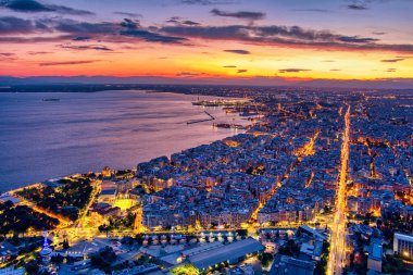 Günbatımında Selanik şehrinin hava manzarası. Selanik, Yunanistan 'ın ikinci büyük kenti ve Yunanistan' ın başkentidir. Resim drone kamera ile çekildi