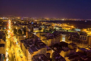 Geceleri Selanik şehrinin hava görüntüsü. Selanik, Yunanistan 'ın ikinci büyük kenti ve Yunanistan' ın başkentidir. Resim drone kamera ile çekildi