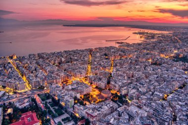 Günbatımında Selanik şehrinin hava manzarası. Selanik, Yunanistan 'ın ikinci büyük kenti ve Yunanistan' ın başkentidir. Resim drone kamera ile çekildi