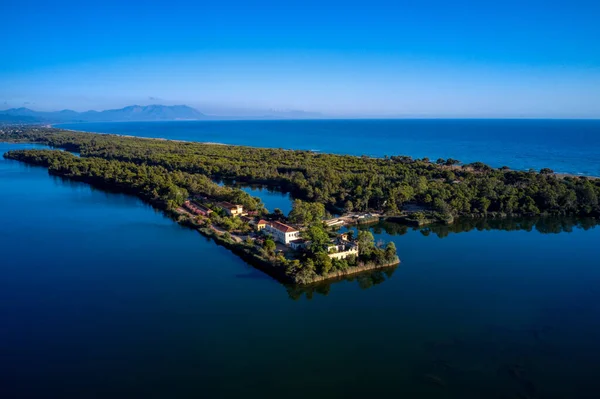 ギリシャのペロポネソスにあるエリス島またはイリア島の美しいカイアファス湖の空中ビュー — ストック写真