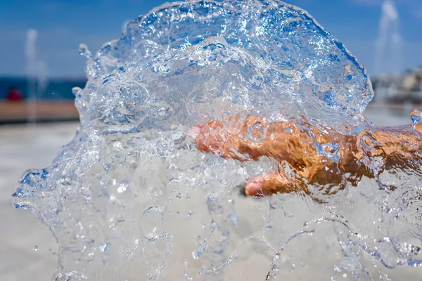 Mani di donna con spruzzi d'acqua — Foto Stock