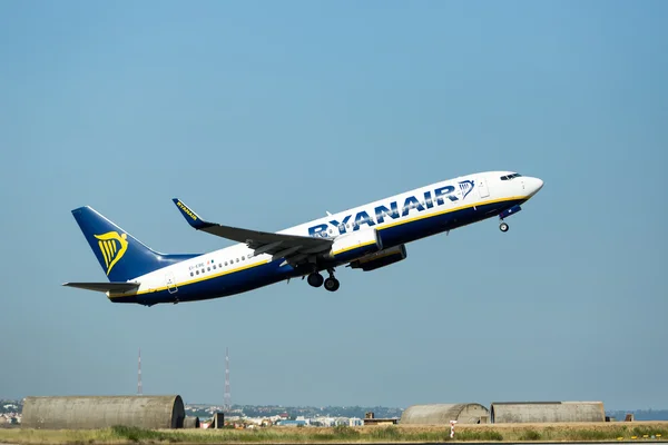 Um avião da companhia aérea Ryanair decola na Grécia. Ryanair i — Fotografia de Stock