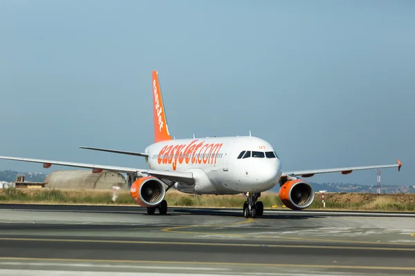 EasyJet Airline decolla dall'aeroporto internazionale 'Makedonia — Foto Stock