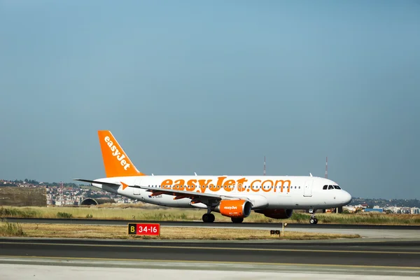 EasyJet airline opstijgt uit de internationale luchthaven van ' makedonia — Stockfoto