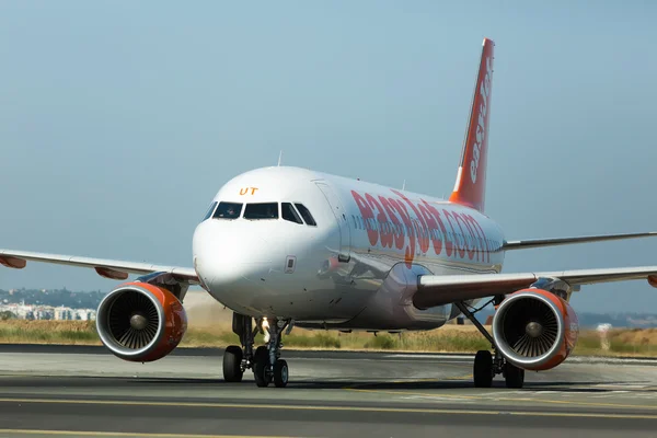 EasyJet Airline takes off from International Airport 'Makedonia — Stock Photo, Image