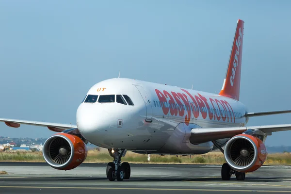 EasyJet Airline takes off from International Airport 'Makedonia — Stock Photo, Image