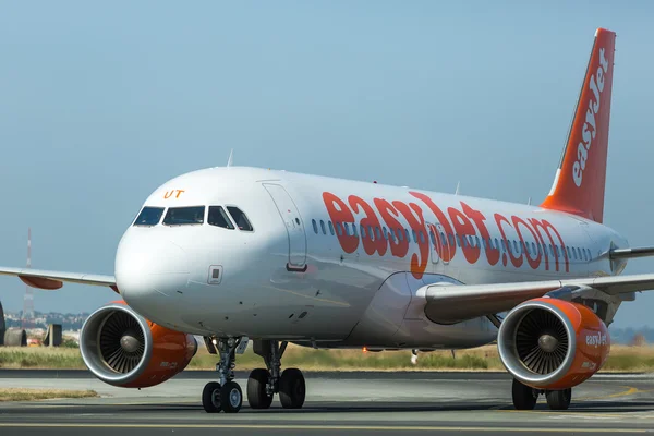 EasyJet Airline decolla dall'aeroporto internazionale 'Makedonia — Foto Stock