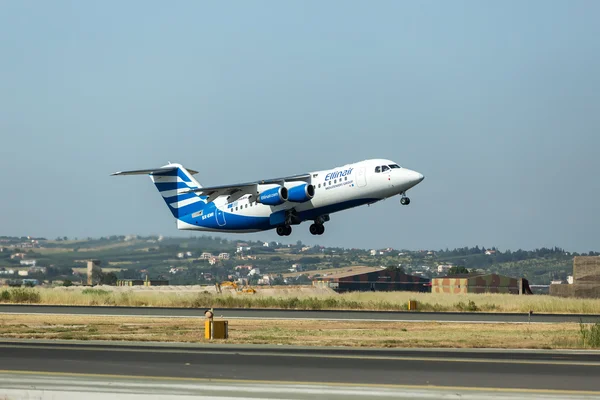 Ellinair griechisches luftfahrt ellin air sx-emi flugzeug vorbereitung für — Stockfoto