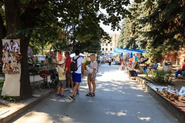turistler ve yerliler için tezgahları, chisinau pire marke bakarak
