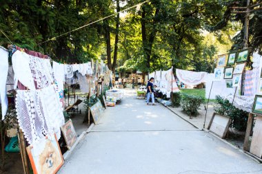 turistler ve yerliler için tezgahları, chisinau pire marke bakarak