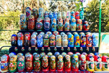renkli Rus iç içe geçmiş bebek matreshka piyasada. matriosh