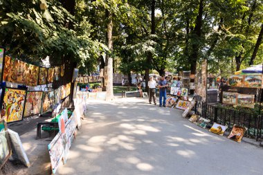 turistler ve yerliler için tezgahları, chisinau pire marke bakarak