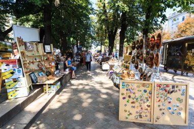 turistler ve yerliler için tezgahları, chisinau pire marke bakarak