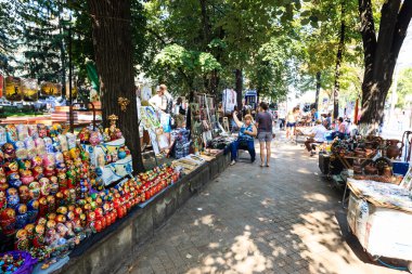 turistler ve yerliler için tezgahları, chisinau pire marke bakarak