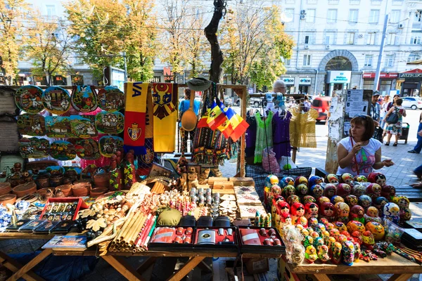Turystów i mieszkańców, patrząc na stragany w Kiszyniowie pchła marke — Zdjęcie stockowe