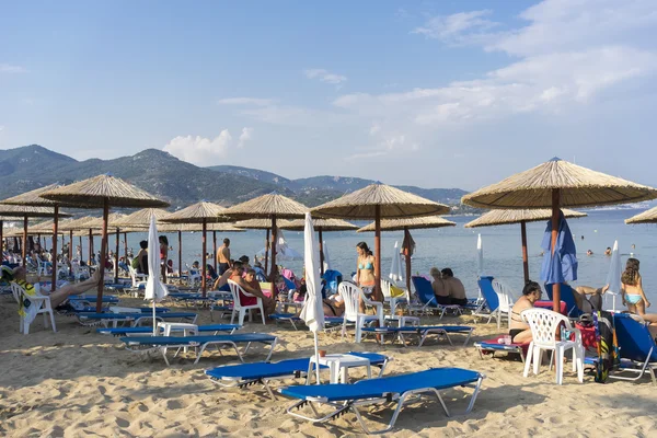 Mycket trångt stranden full av människor på iraklitsa beach, i kavala — Stockfoto