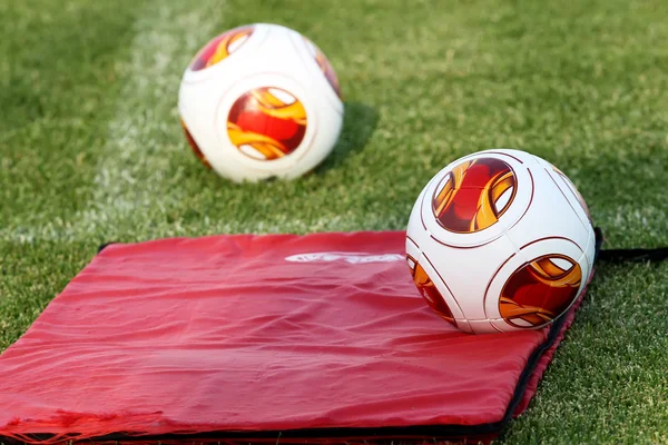 Europa League balls on the field with mattress during the train — Stock Photo, Image