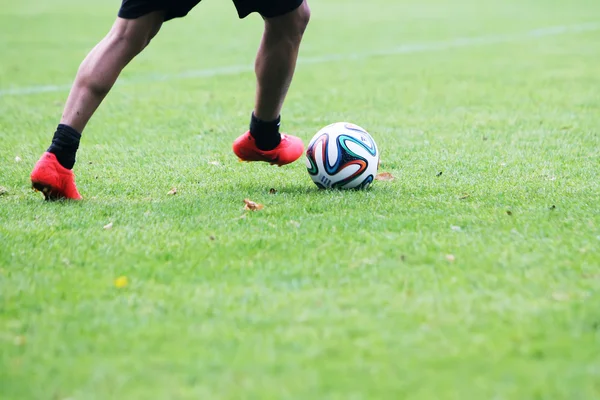 Piedini da calciatore in azione con la greca Superleague Brazuca (Mund — Foto Stock