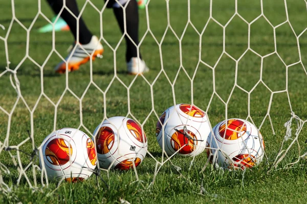 Europa League balls in net during Paok training in Thessaloniki, — Stock Photo, Image