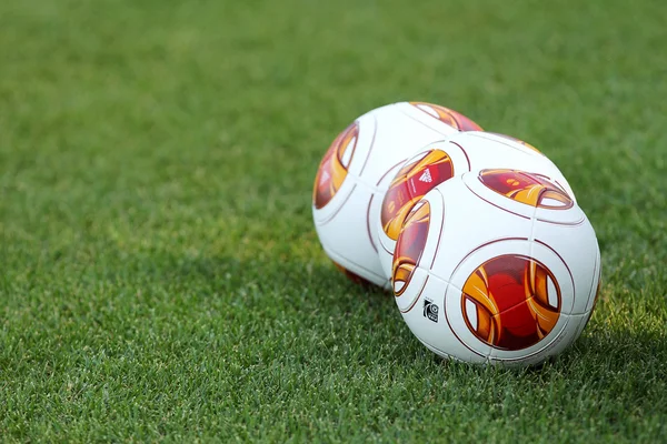 Europa League pelotas en el campo durante el entrenamiento de PAOK en — Foto de Stock