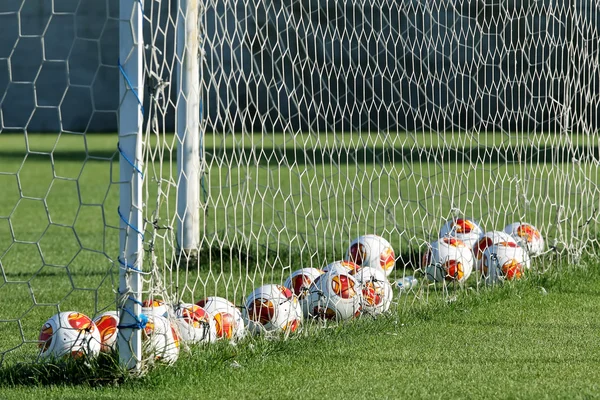 Europa league bollar i netto under paok träning i thessaloniki, — Stockfoto