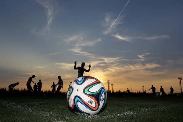 Piłka Brazuca Superleague Grecji (Mundial) na polu podczas — Zdjęcie stockowe