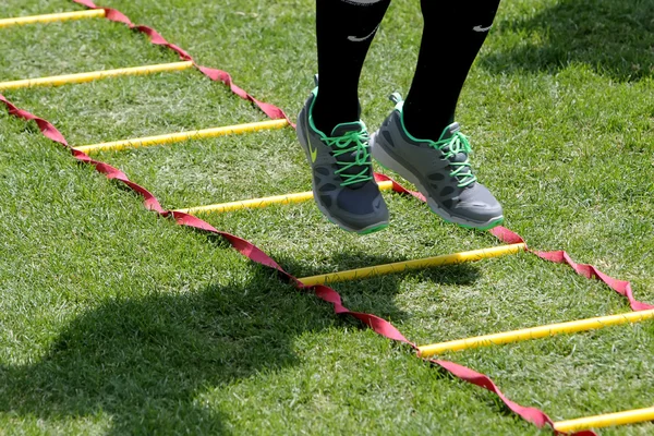 Cerca de los pies durante el ejercicio de entrenamiento del equipo Paok en Thessa —  Fotos de Stock