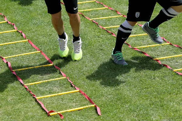 Close up to feet during training exercise of team Paok in Thessa — Stock Photo, Image