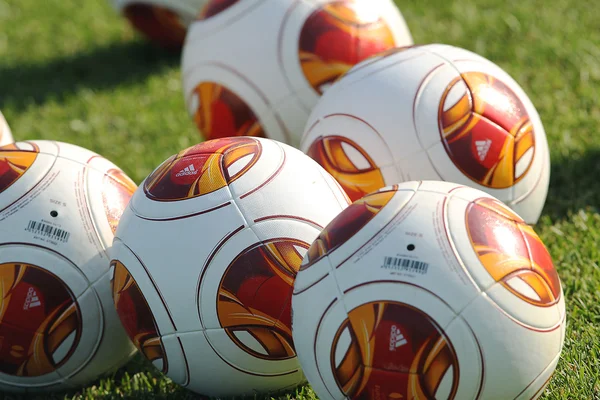 Europa-League-Bälle auf dem Feld beim Training von Paok in — Stockfoto