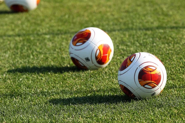 Europa League pelotas en el campo durante el entrenamiento de PAOK en —  Fotos de Stock