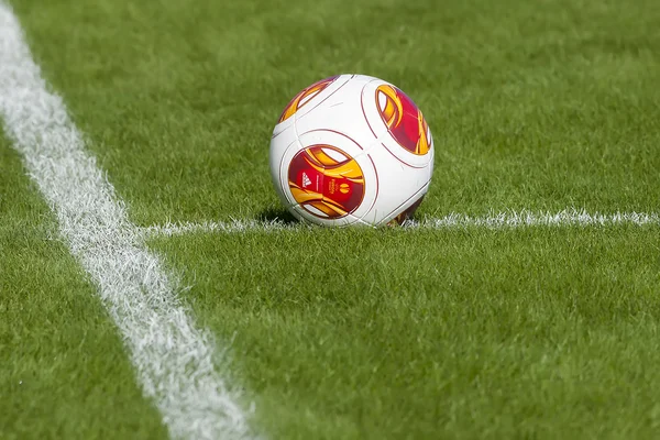 THESSALONIKI, GREECE, OCTOBER 22, 2013: Europa League balls in net during Paok training in Thessaloniki, Greece. — Stock Photo, Image