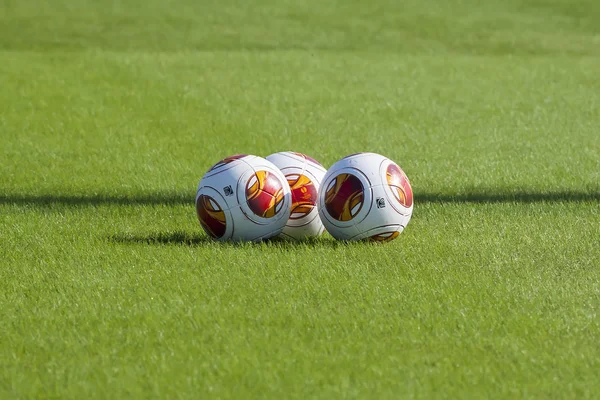 THESSALONIKI, GREECE, OCTOBER 22, 2013: Europa League balls in net during Paok training in Thessaloniki, Greece. — Stock Photo, Image