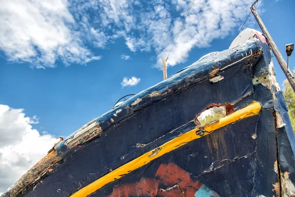 Detail of an old fishing boat rotting in the small harbor in Gre — Stock Photo, Image